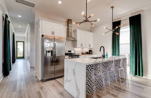 Tulane - Gravier Casa | This house is a 5 bedroom(s), 3.5 bathrooms, located in New Orleans, LA.
