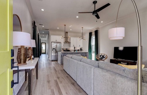 Tulane - Gravier Casa | This house is a 5 bedroom(s), 3.5 bathrooms, located in New Orleans, LA.