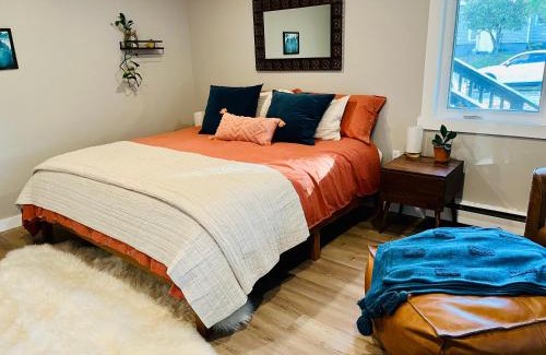 Spenard Apartamento | Modern Midtown Base Camp with 3 Luxe King Beds