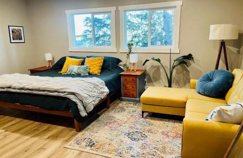 Spenard Apartamento | Modern Midtown Base Camp with 3 Luxe King Beds