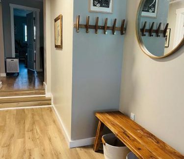 Spenard Apartamento | Modern Midtown Base Camp with 3 Luxe King Beds