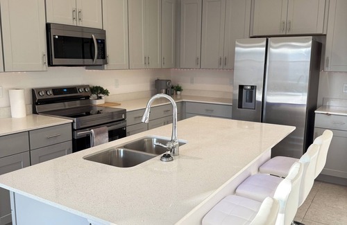 Haines City Casa | Modern Minimalist Home Near Disney– Private & Brand New, Ideal for Families