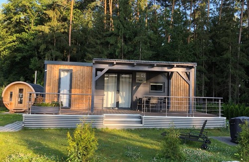 Wackersdorf Casa | Moderna casa móvil en el lago con sauna de barril (WA104)