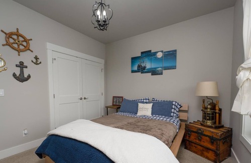 East Wenatchee Casa | Modern Mount Oasis - King Bed, Mountain Views, open floor plan & Hot Tub!