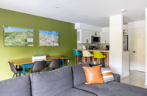 West Dover Casa | Modern Mount Snow Gnarvana - Balcony/Pet-Friendly/Walk to Lifts & Lodge