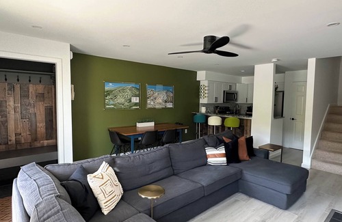 West Dover Casa | Modern Mount Snow Gnarvana - Balcony/Pet-Friendly/Walk to Lifts & Lodge