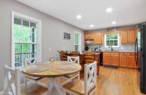 Helen Cabina | Your Modern Mountain Retreat with Peaceful Stream