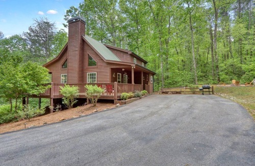 Helen Cabina | Your Modern Mountain Retreat with Peaceful Stream