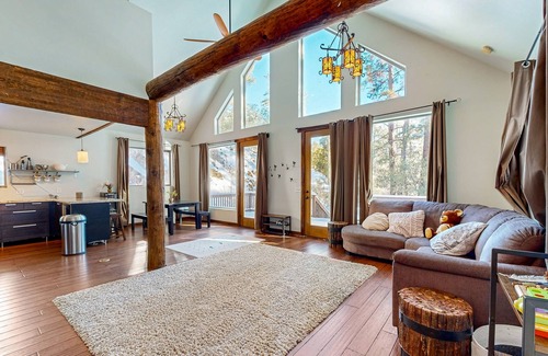 Iron Springs Cabina | Modern mountain cabin with forested views, play loft & deck - dog-friendly