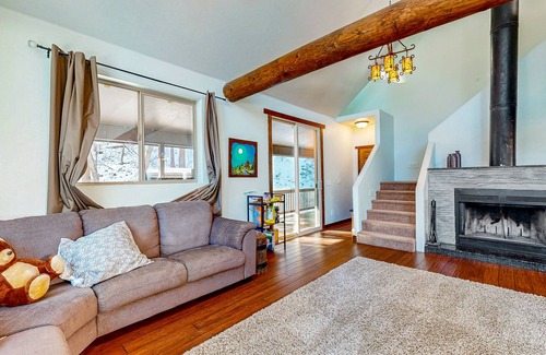 Iron Springs Cabina | Modern mountain cabin with forested views, play loft & deck - dog-friendly