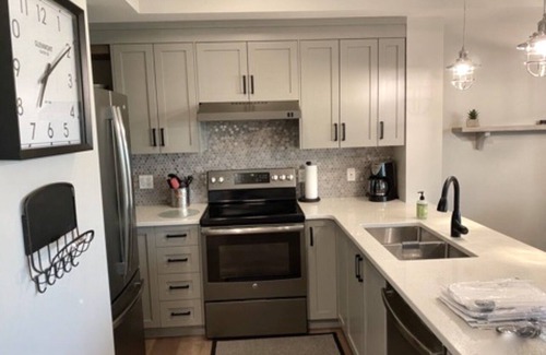 East Kootenay Condominio | Modern Mountain Condo - Prime Ski/Golf Location with Fireplace & Private Hot tub