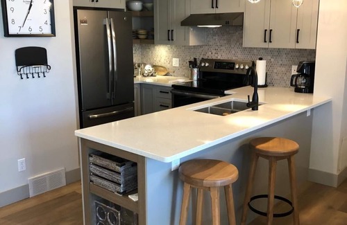 East Kootenay Condominio | Modern Mountain Condo - Prime Ski/Golf Location with Fireplace & Private Hot tub