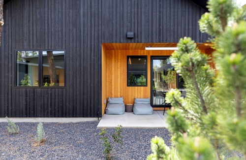Sisters Casa | Modern Mountain Cottage, walking distance to charming town of Sisters, Oregon
