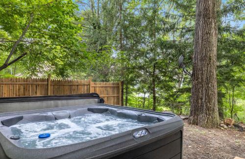 Ridgeway Casa | Modern Mountain Cottage w Hot Tub, Fire Pit, WiFi