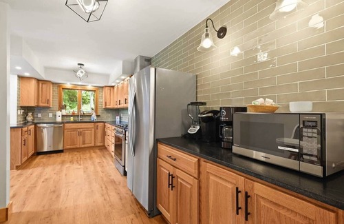 Warrensville Casa | Modern Mountain Escape, Modern Mountain Escape 10 minutes to West Jefferson.