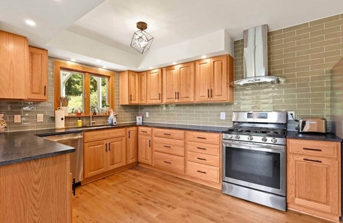 Warrensville Casa | Modern Mountain Escape, Modern Mountain Escape 10 minutes to West Jefferson.