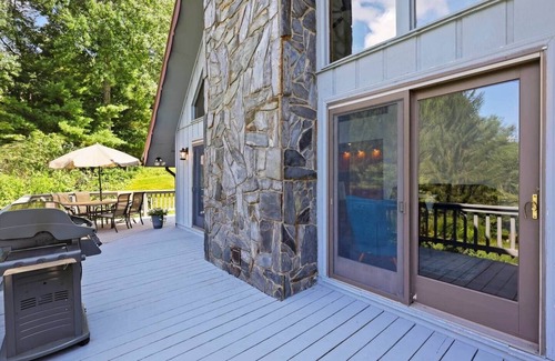 Warrensville Casa | Modern Mountain Escape, Modern Mountain Escape 10 minutes to West Jefferson.
