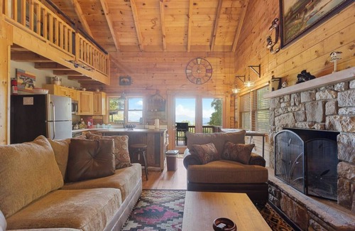 Waynesville Cabina | Modern Mountain Escape Awaits! with 1 bd with WiFi, AC in charming Waynesville