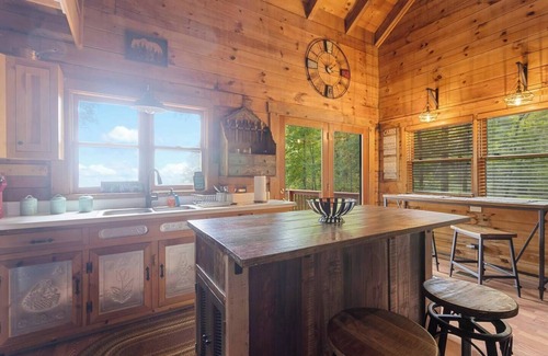 Waynesville Cabina | Modern Mountain Escape Awaits! with 1 bd with WiFi, AC in charming Waynesville