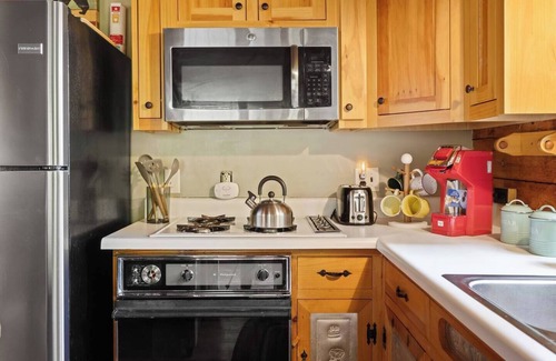 Waynesville Cabina | Modern Mountain Escape Awaits! with 1 bd with WiFi, AC in charming Waynesville