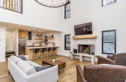 Dahlonega Casa | Modern Mountain Escape-Hot Tub/Creek/Games Galore/3-Bedrooms!