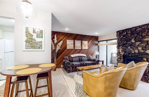 Warm Springs Condominio | Modern Mountain Gem near Lifts w/Free WiFi, Gas Fireplace, Shared Hot Tub/Sauna