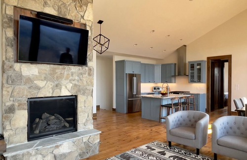 Ferguson Cabina | Modern Mountain Getaway, Hot Tub, Pet Friendly, WiFi, Long Range Sunset Views