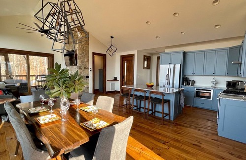 Ferguson Cabina | Modern Mountain Getaway, Hot Tub, Pet Friendly, WiFi, Long Range Sunset Views