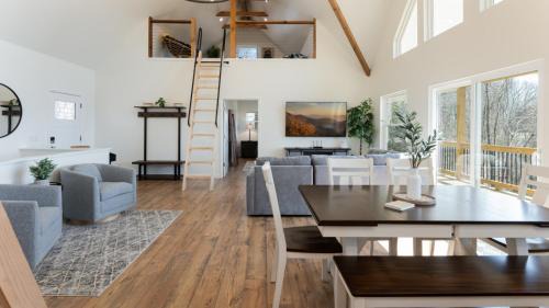 Waynesville Casa | Modern Mountain House with Amazing Views and Hot Tub