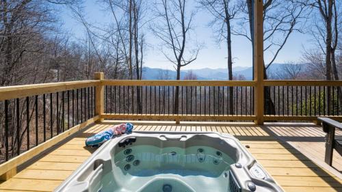 Waynesville Casa | Modern Mountain House with Amazing Views and Hot Tub