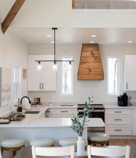 Waynesville Casa | Modern Mountain House with Amazing Views and Hot Tub