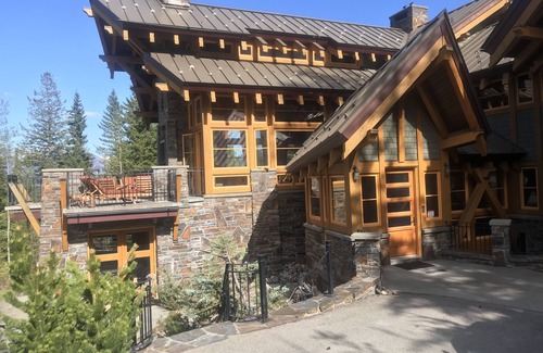 Golden Chalet De Esquí | Modern Mountain Luxury Chalet at Kicking Horse Mountain Resort