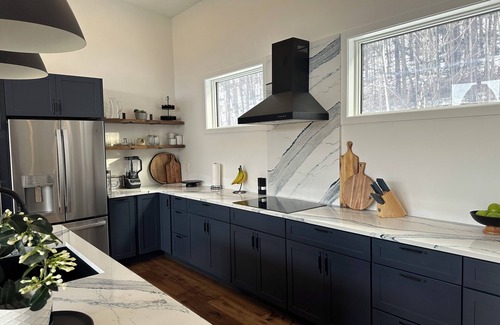 Pownal Casa | Modern Mountain Retreat with view 3 Bed 3.5 Bath sleeps 10 in peaceful Pownal VT