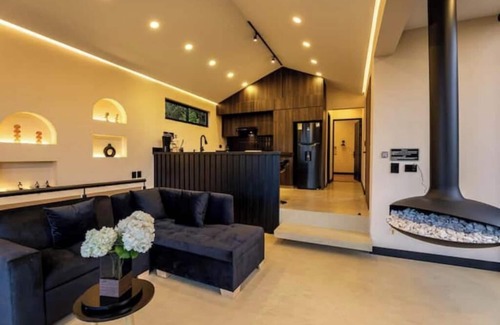 Marinilla Apartamento | Modern Mountain Spa Villa: Turkish & Jacuzzi