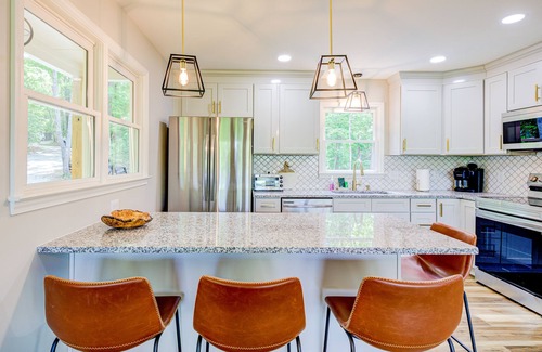 Dahlonega Cabina | Modern mountain-view retreat with private deck, firepit, grill, fireplace, & W/D