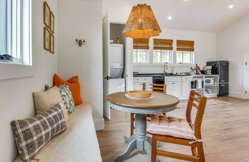 Glenville Apartamento | Modern Mountain-View Gem w/ Deck in Glenville
