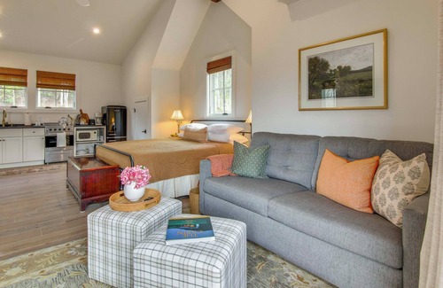 Glenville Apartamento | Modern Mountain-View Gem w/ Deck in Glenville