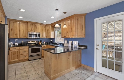 Waynesville Casa | Modern Mtn Cabin+Walk to DT+Hot Tub