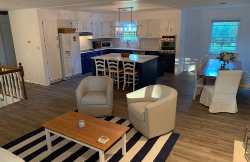 Culver Casa | Modernos pasos de casas con temática náutica desde la playa, parque, CMA y bares / restaurantes