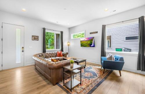 Sugar Creek Casa | Modern new 4BR Home near NoDa & Downtown