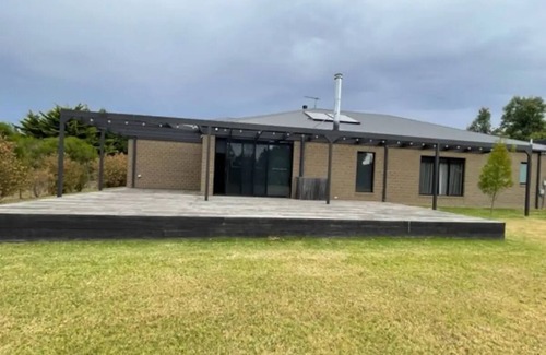 Bannockburn Casa | Modern New Beautiful House Near Geelong Sleeps 6-8 Adults and 5 Kids