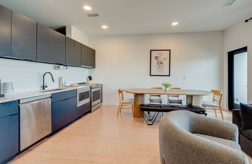 North Capitol Condominio | Modern, New Condo, on Nashville's riverfront. Beautifully decorated for an out of this world stay.