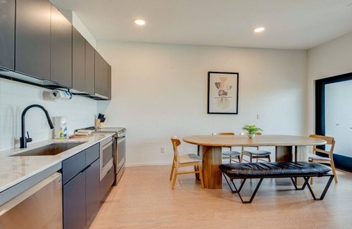 North Capitol Condominio | Modern, New Condo, on Nashville's riverfront. Beautifully decorated for an out of this world stay.