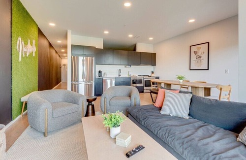 North Capitol Condominio | Modern, New Condo, on Nashville's riverfront. Beautifully decorated for an out of this world stay.