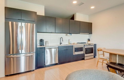 North Capitol Condominio | Modern, New Condo, on Nashville's riverfront. Beautifully decorated for an out of this world stay.