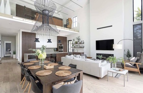 Middletown Casa | Modern new home by Golf Course