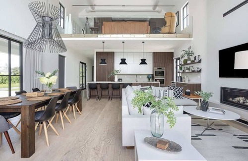 Middletown Casa | Modern new home by Golf Course