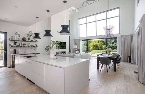 Middletown Casa | Modern new home by Golf Course
