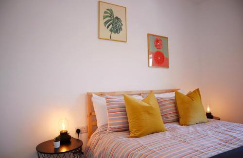 Branksome Casa | Modern New House - Great Location - Garden - Parking - Fast WiFi - Smart TV - Stunning 2 Bedroom House sleeps up to 4! Only 5 mins drive to Sandbanks Beach