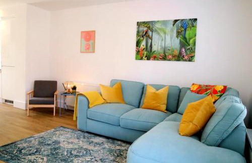 Branksome Casa | Modern New House - Great Location - Garden - Parking - Fast WiFi - Smart TV - Stunning 2 Bedroom House sleeps up to 4! Only 5 mins drive to Sandbanks Beach
